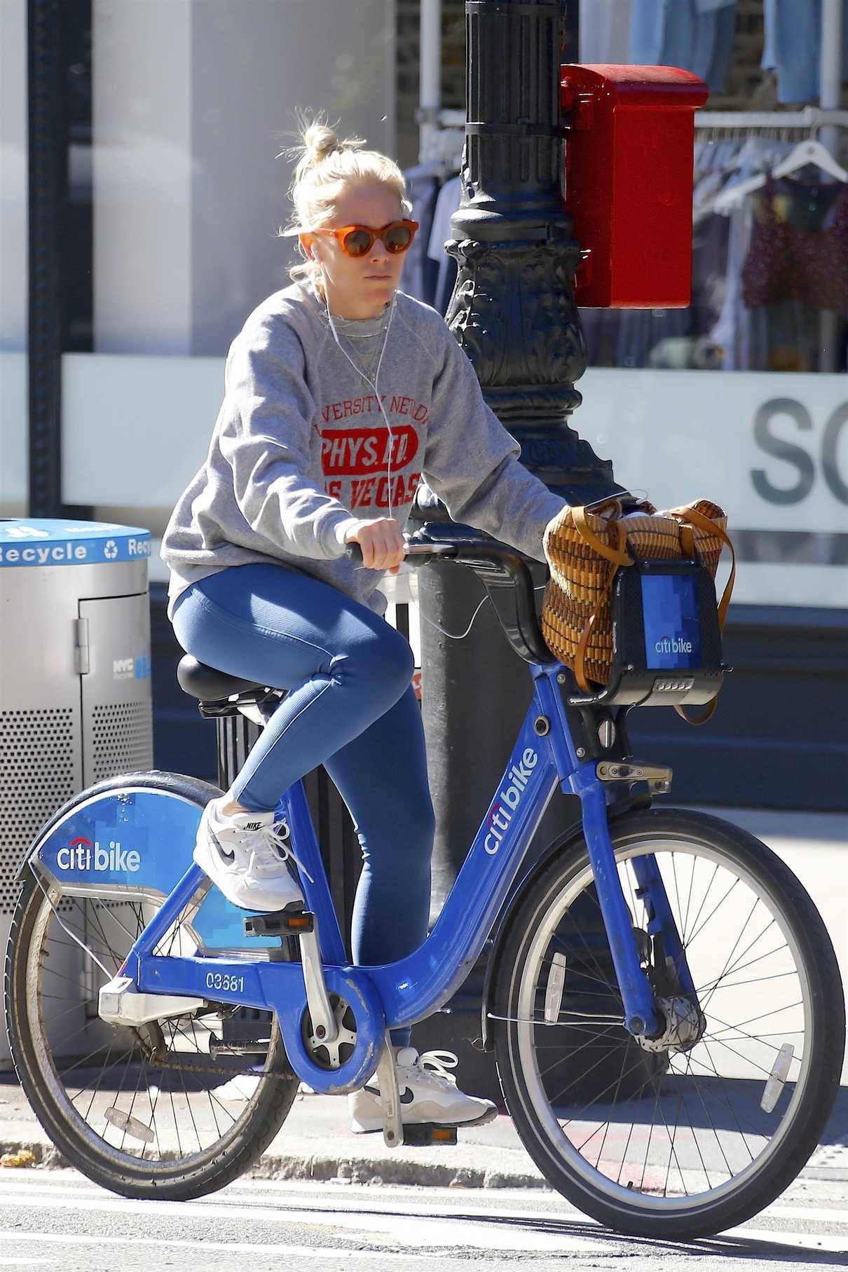 Sienna Miller in a Gray Sweatshirt