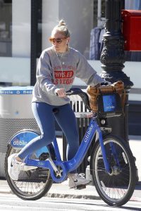 Sienna Miller in a Gray Sweatshirt