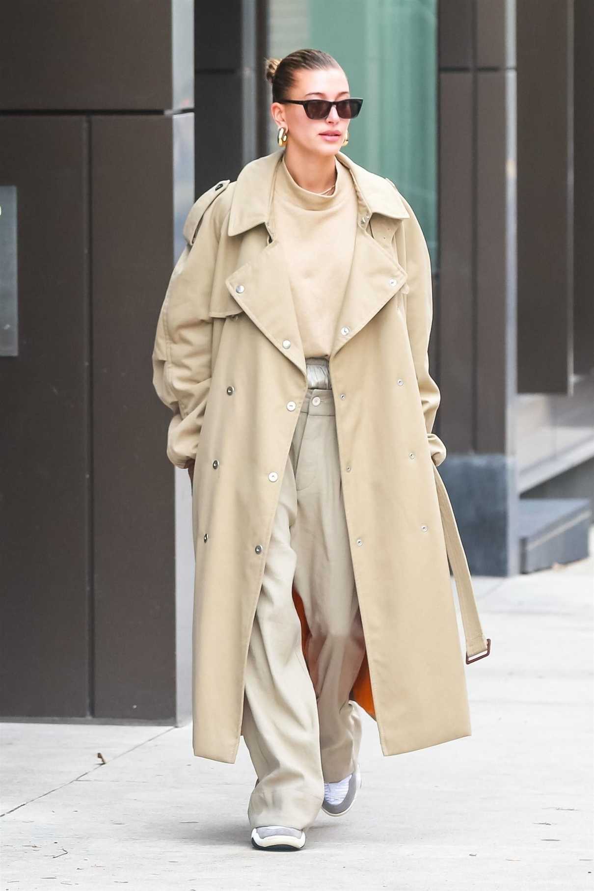 Hailey Baldwin in a Beige Trench Coat Leaves Her Apartment in NYC 11/19 ...
