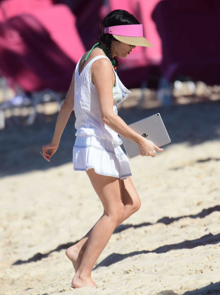 Andrea Corr Was Spotted on the Beach in Barbados 12/24/2018-3 – LACELEBS.CO