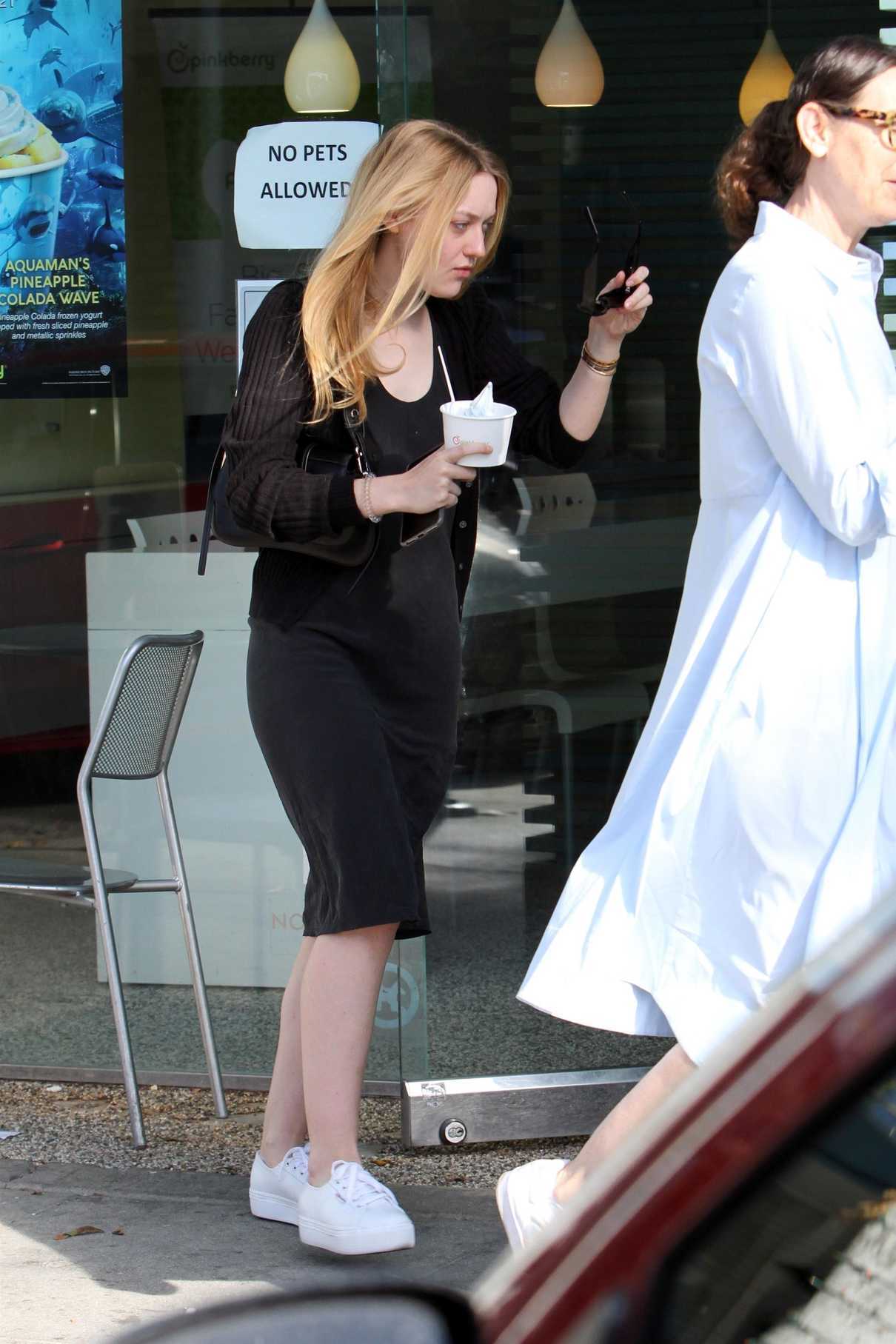 Dakota Fanning Out Shopping With Her Mom In Beverly Hills 12162018 4 Lacelebsco 4777