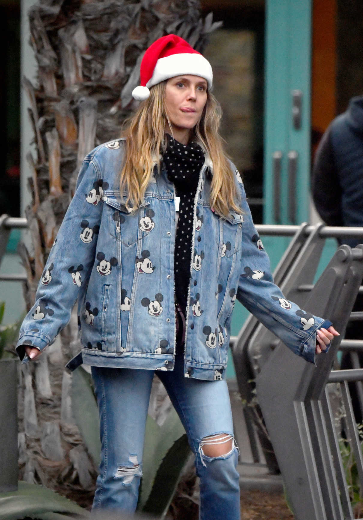 Heidi Klum Was Seen Out in Disneyland in Anaheim 12/23/2018-4 – LACELEBS.CO