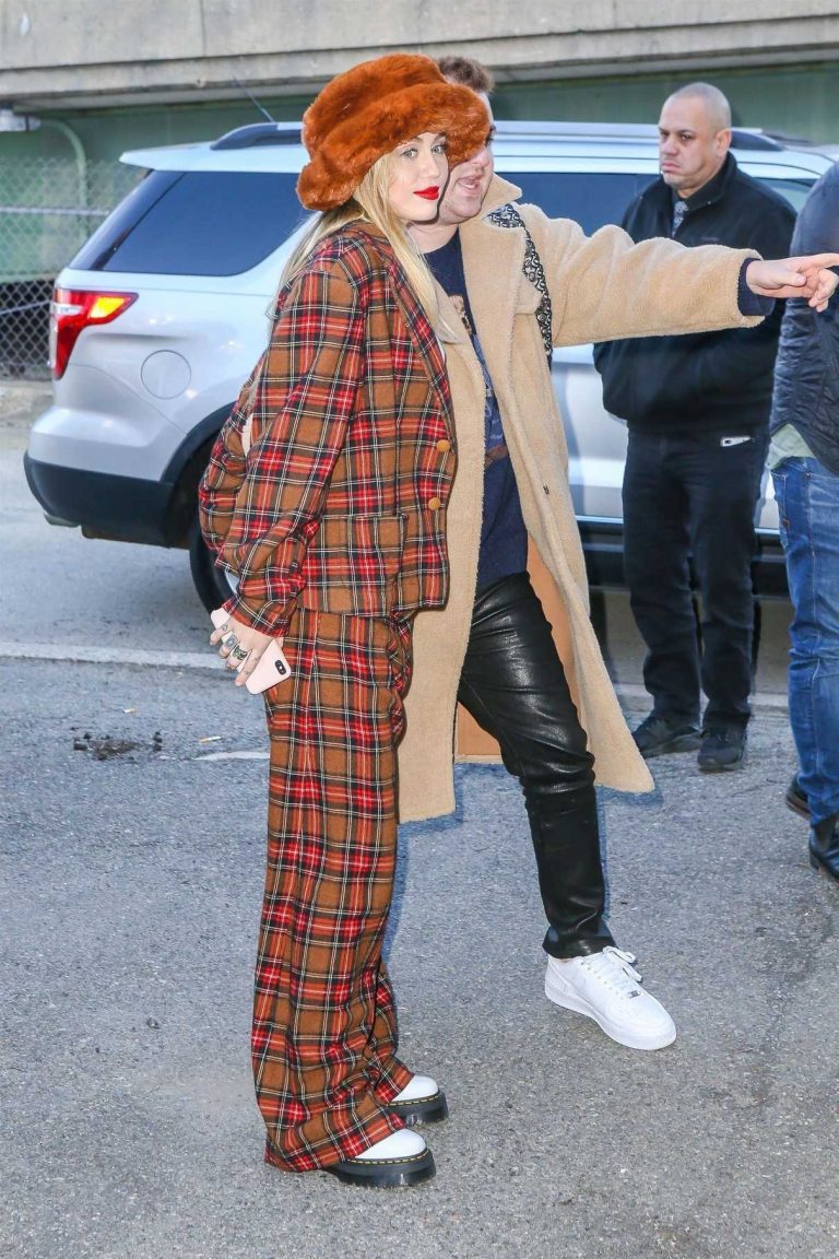 Miley Cyrus in a Plaid Suit Was Seen on the Streets of Weehawken in New ...