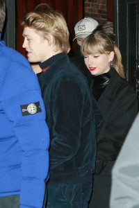 Taylor Swift in a Black Coat Night Out in New York 12/30/2018