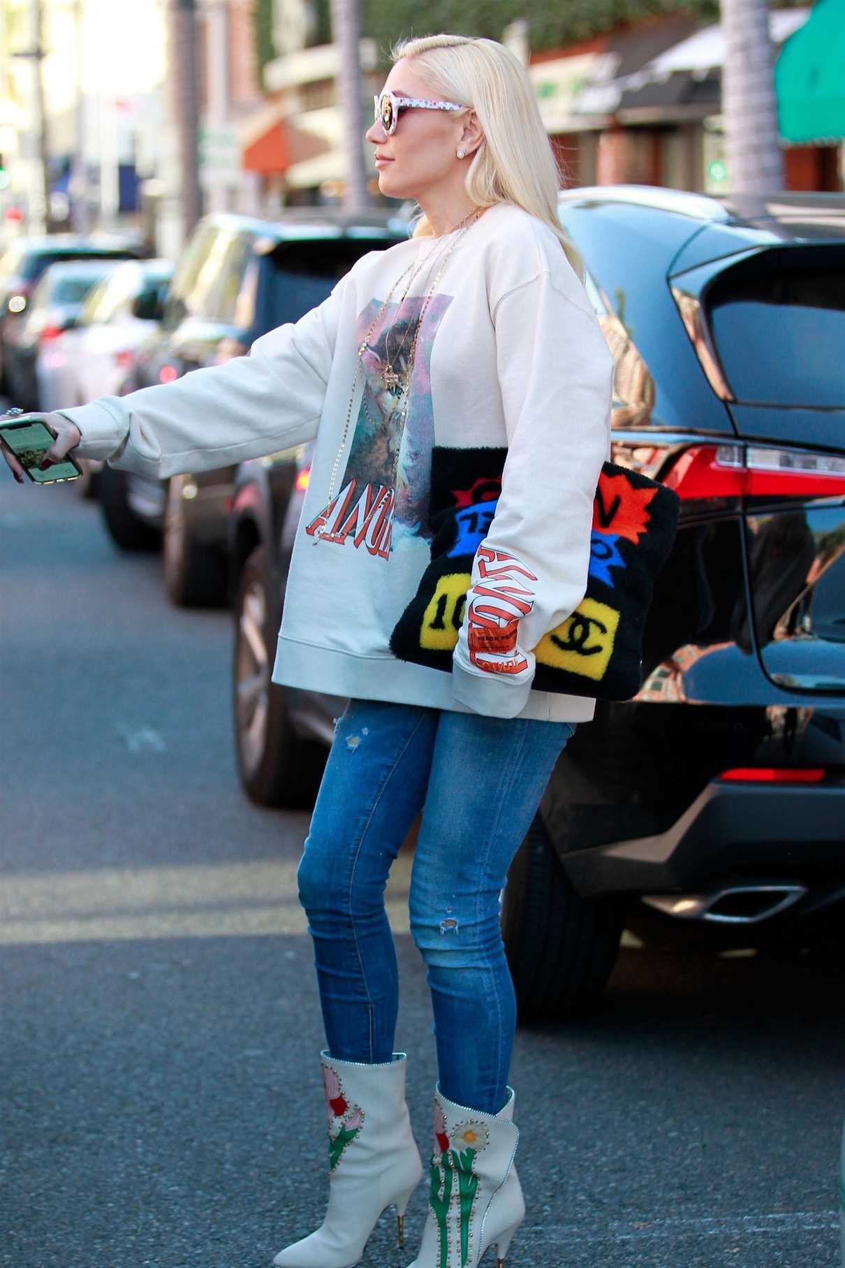 Gwen Stefani in a White Sweatshirt Was Seen Out in Beverly Hills 01/23 ...