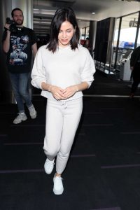 Jenna Dewan in a Beige Sweatpants