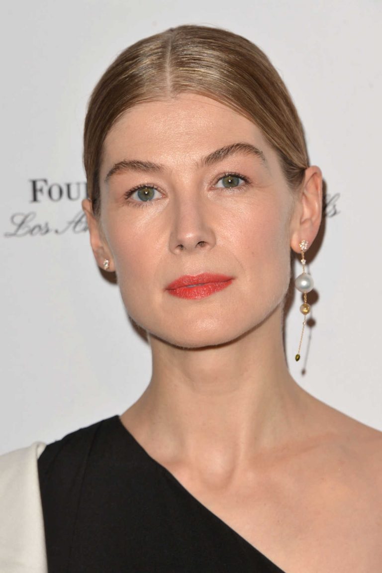 Rosamund Pike Attends BAFTA Tea Party in LA 01/05/2019 – LACELEBS.CO