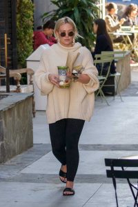 Hilary Duff in a White Oversized Sweater