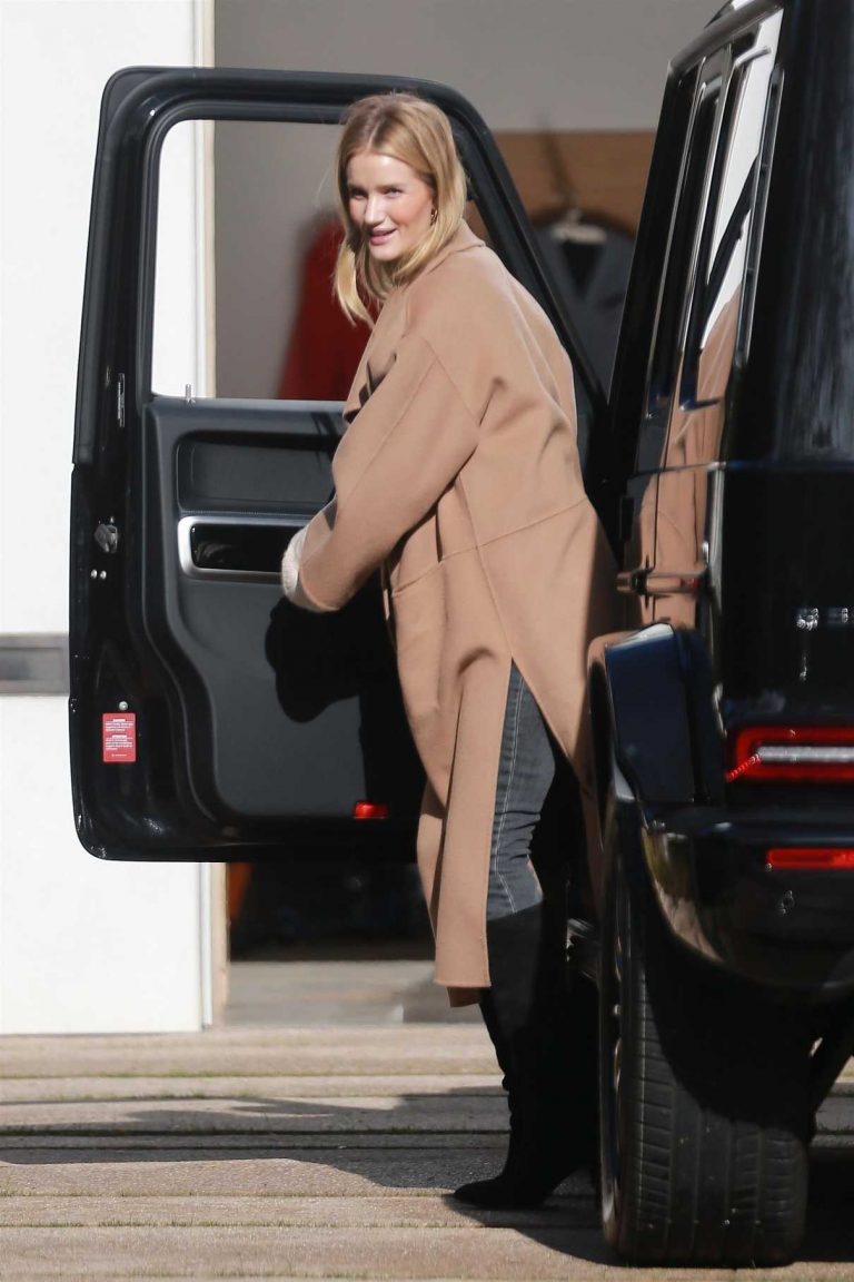 Rosie Huntington-Whiteley in a Beige Coat Visits a Friend in Beverly