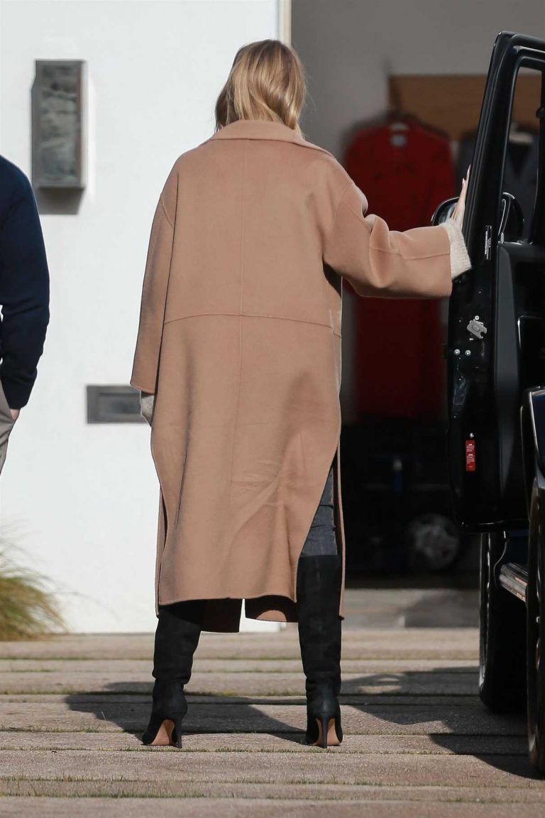 Rosie Huntington-Whiteley in a Beige Coat Visits a Friend in Beverly