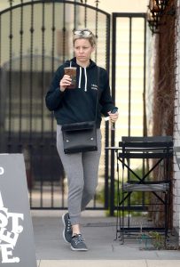 Elizabeth Banks in a Gray Sweatpants