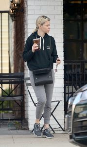 Elizabeth Banks in a Gray Sweatpants