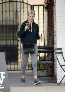 Elizabeth Banks in a Gray Sweatpants