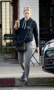 Elizabeth Banks in a Gray Sweatpants