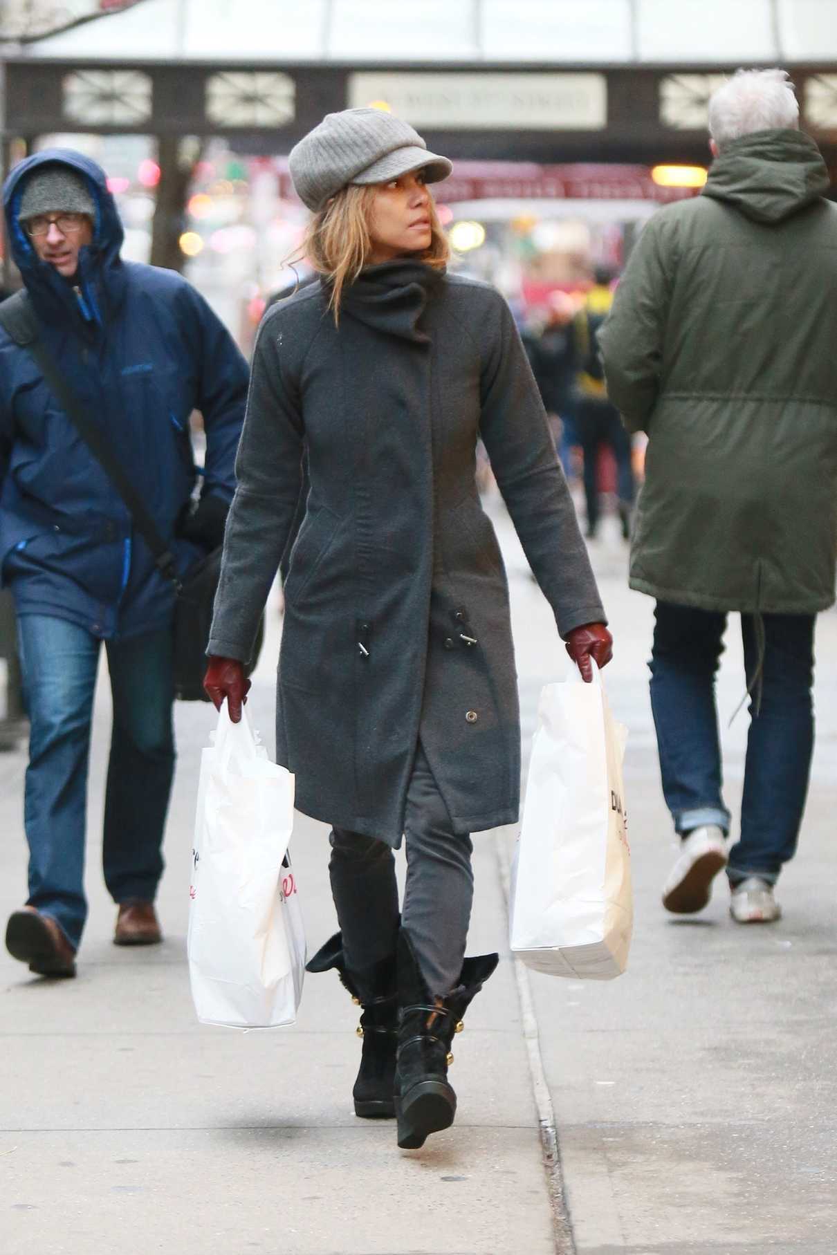 Halle Berry in a Black Coat Goes Shopping at Duane Reade Drugstore in