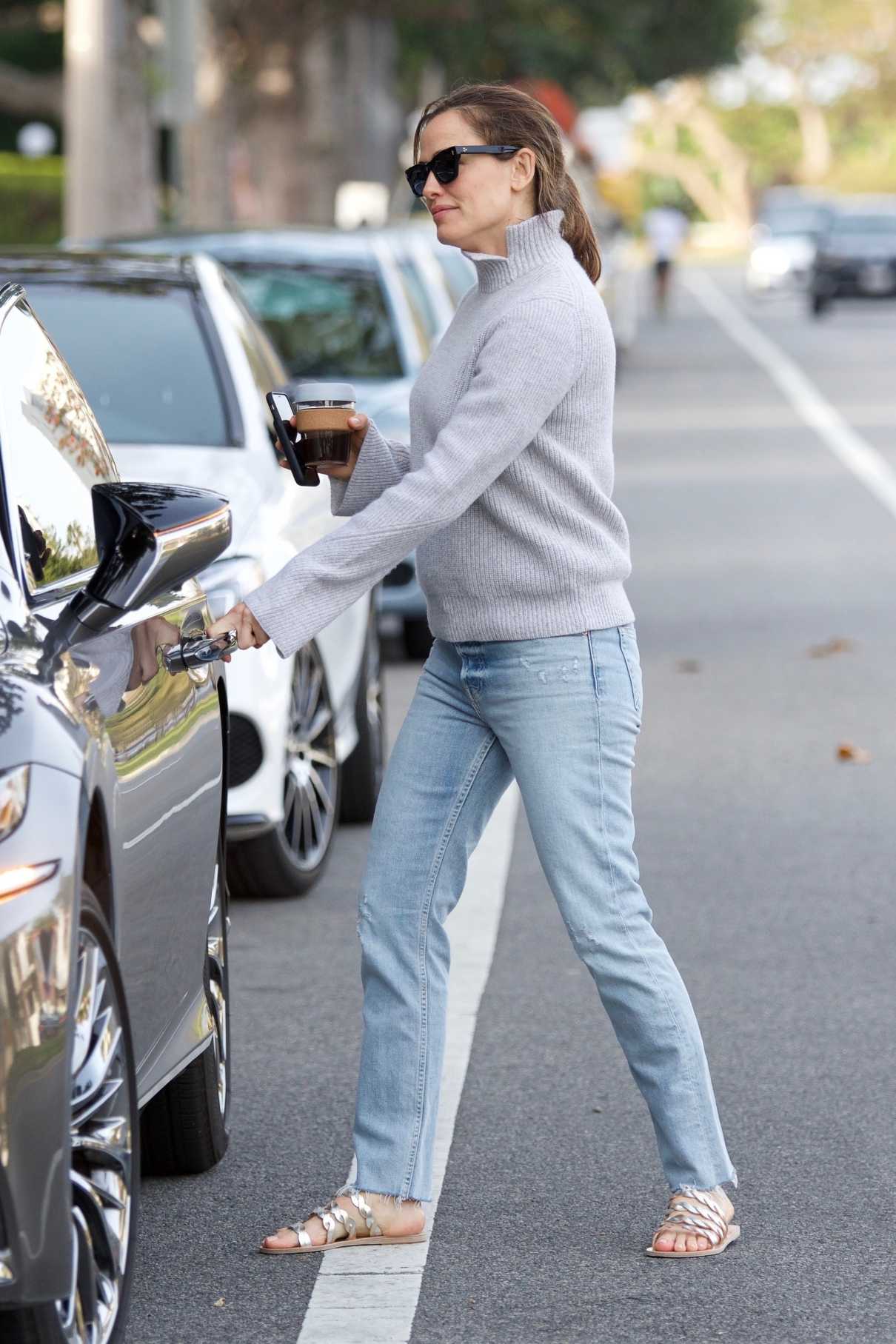 Jennifer Garner in a Gray Sweater Was Seen Out in Los Angeles 03/26 ...