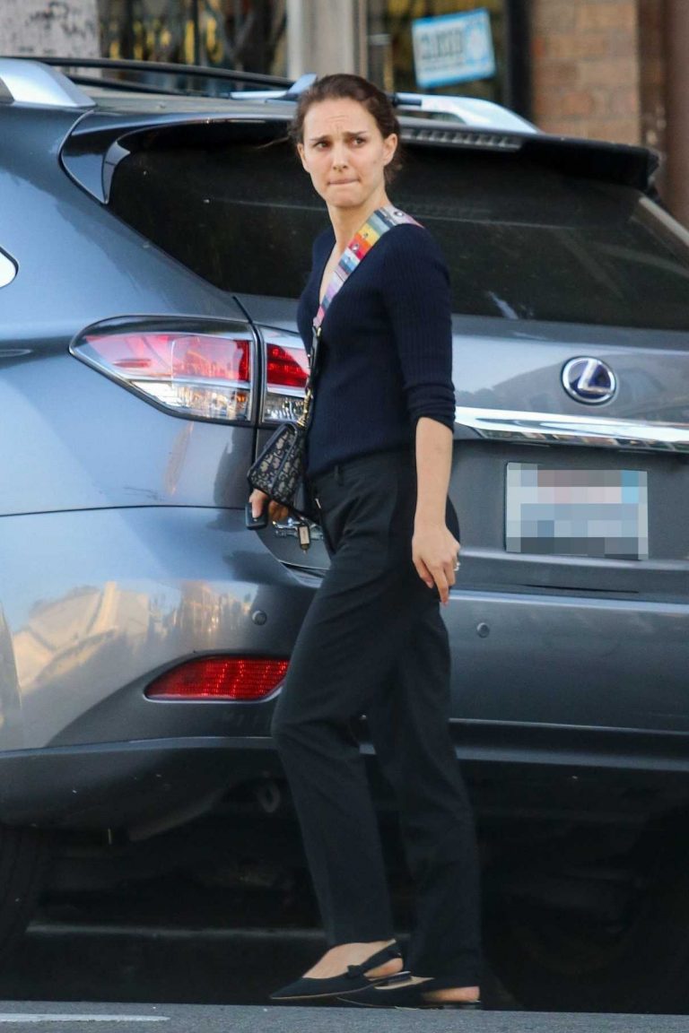 Natalie Portman Returns to Her Car in LA 03/18/20192 LACELEBS.CO