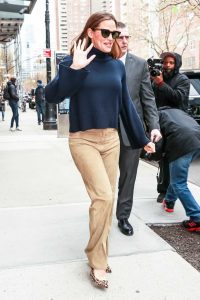 Jennifer Garner in a Beige Pants