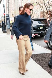 Jennifer Garner in a Beige Pants