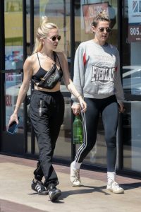 Kristen Stewart in a Gray Sweatshirt Was Seen Out with Sara Dinkin in Los Angeles 04/22/2019