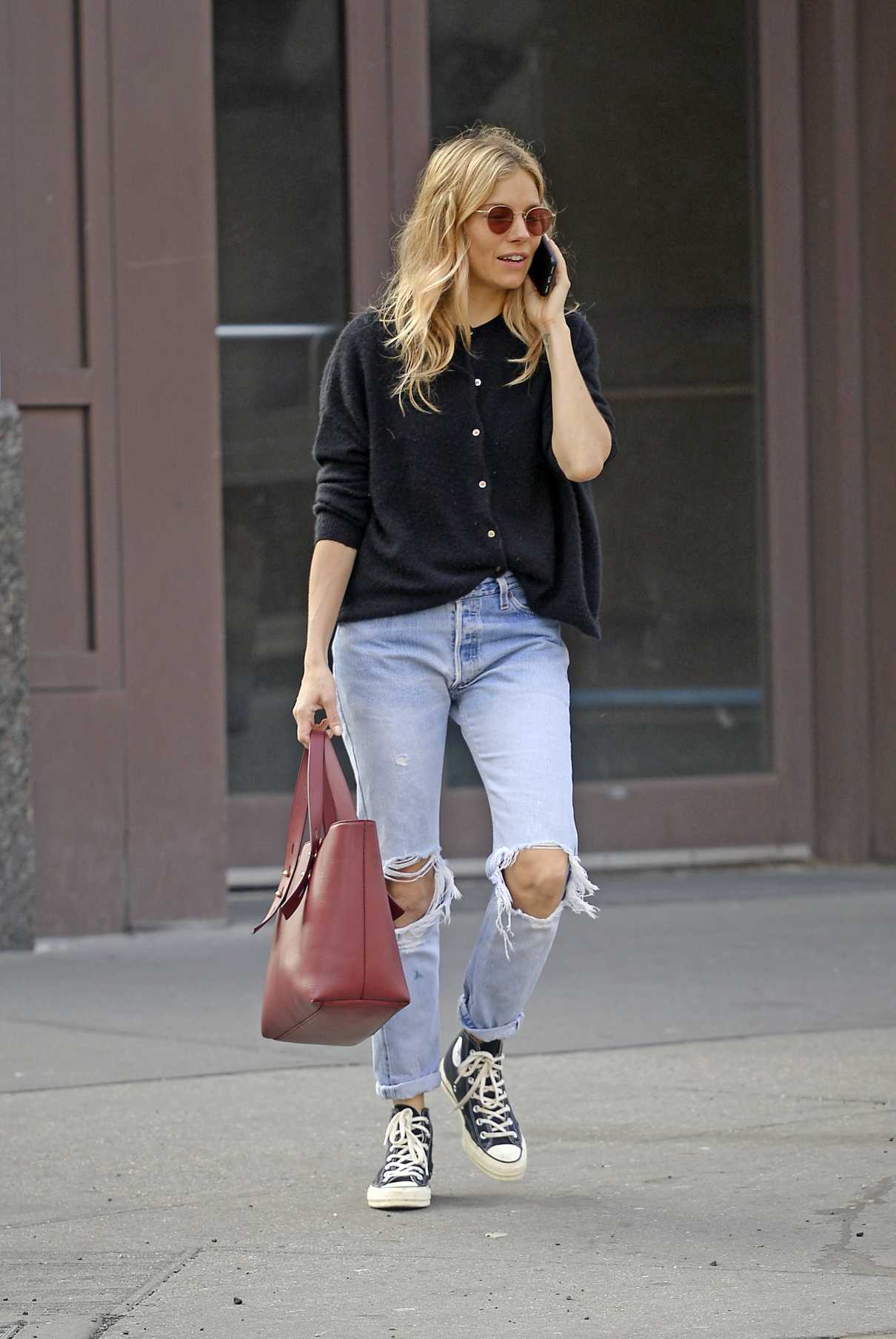 Sienna Miller in a Blue Ripped Jeans