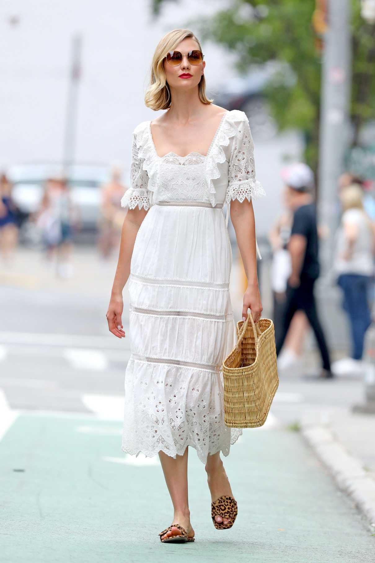 Karlie Kloss in a White Summer Lace Dress Was Seen Out in NYC 06/16 ...