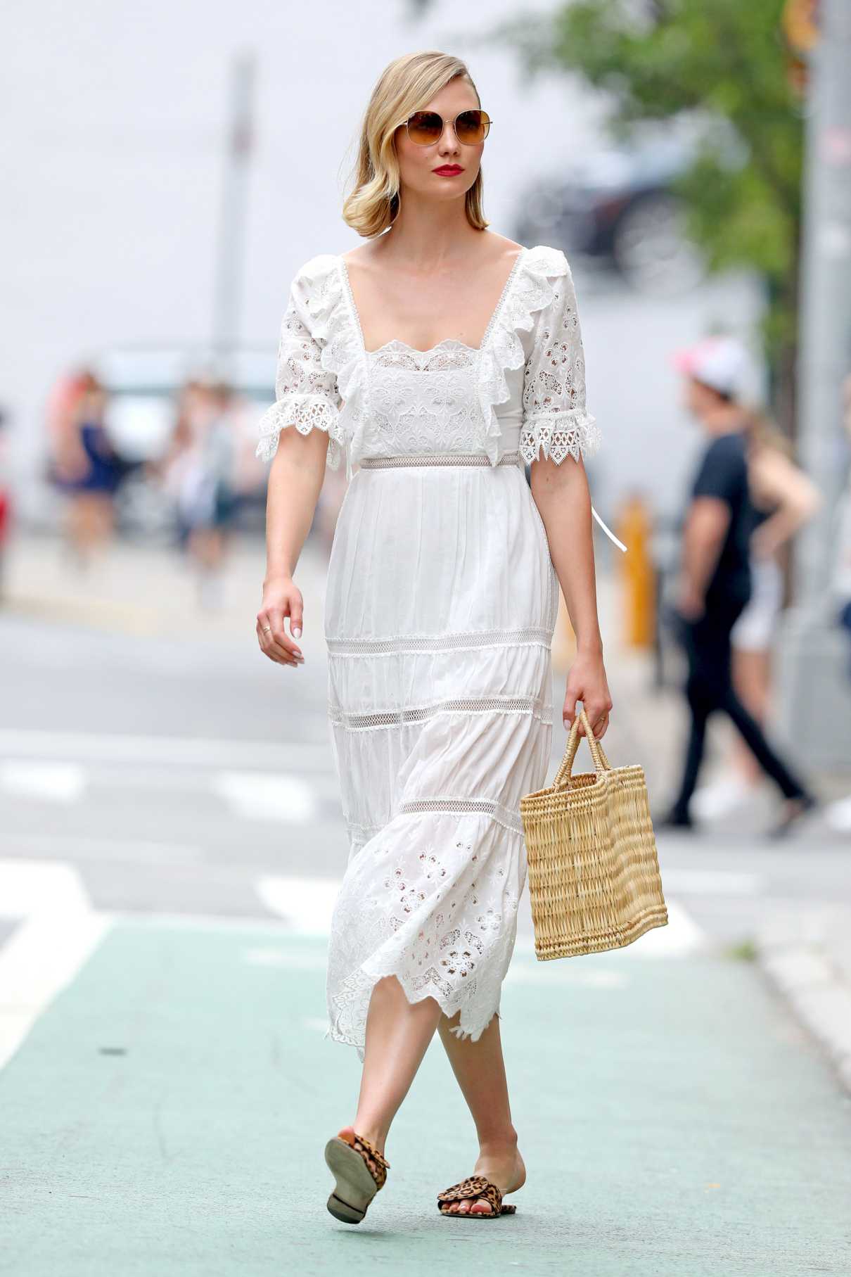 Karlie Kloss in a White Summer Lace Dress Was Seen Out in NYC 06/16 ...