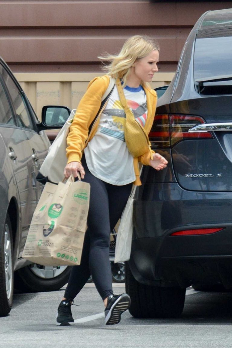 Kristen Bell in a Black Leggings Goes Grocery Shopping in Studio City