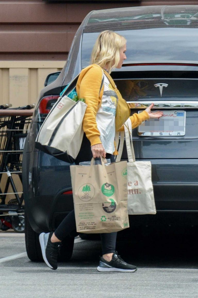 Kristen Bell in a Black Leggings Goes Grocery Shopping in Studio City