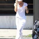 Lori Loughlin in a White Pants Goes Grocery Shopping in Beverly Hills 08/28/2019