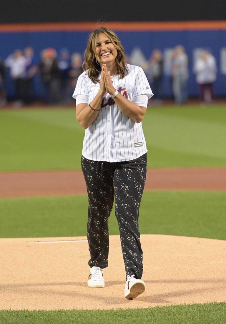 Mariska Hargitay Throws Out the First Pitch of the LA Dodgers vs NY