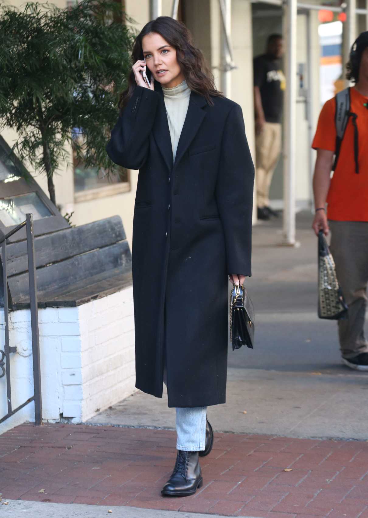 Katie Holmes in a Black Coat Was Seen Out in NYC 10/15/2019-1 – LACELEBS.CO