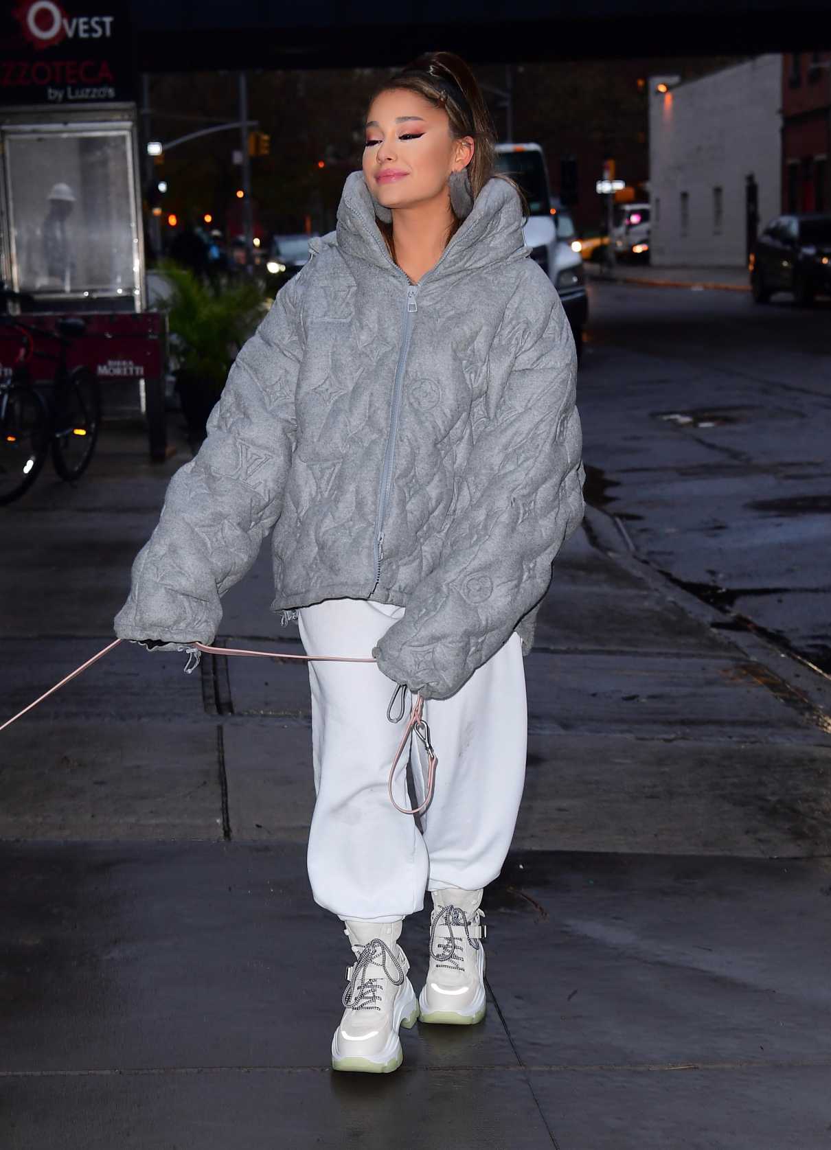 Ariana Grande in a Gray Jacket Was Seen Out in NYC 11/18 ...