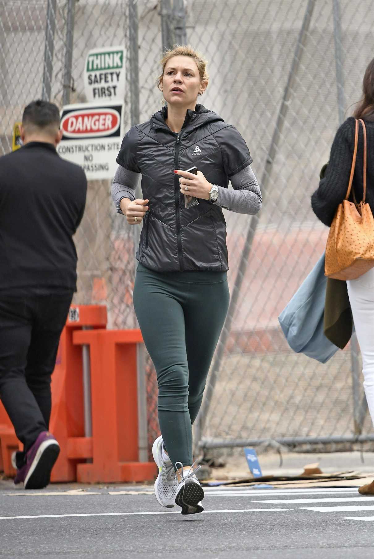 Claire Danes in a Black Leggings Runs Out in New York 11/05/2019-3