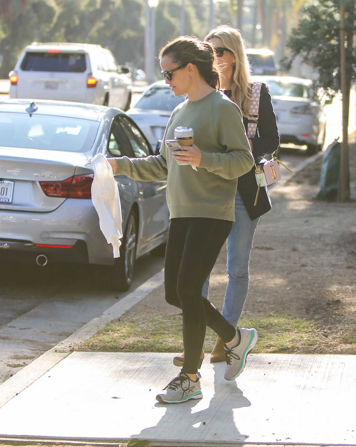 Jennifer Garner in a Gray Sneakers Was Seen Out in Los Angeles 11/04 ...