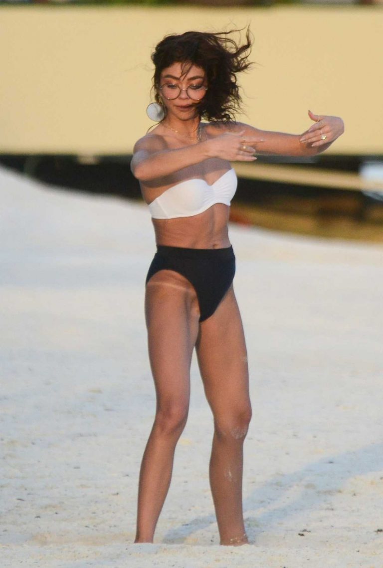 Sarah Hyland In Bikini On The Beach In Cancun Mexico 12 31 2019 4