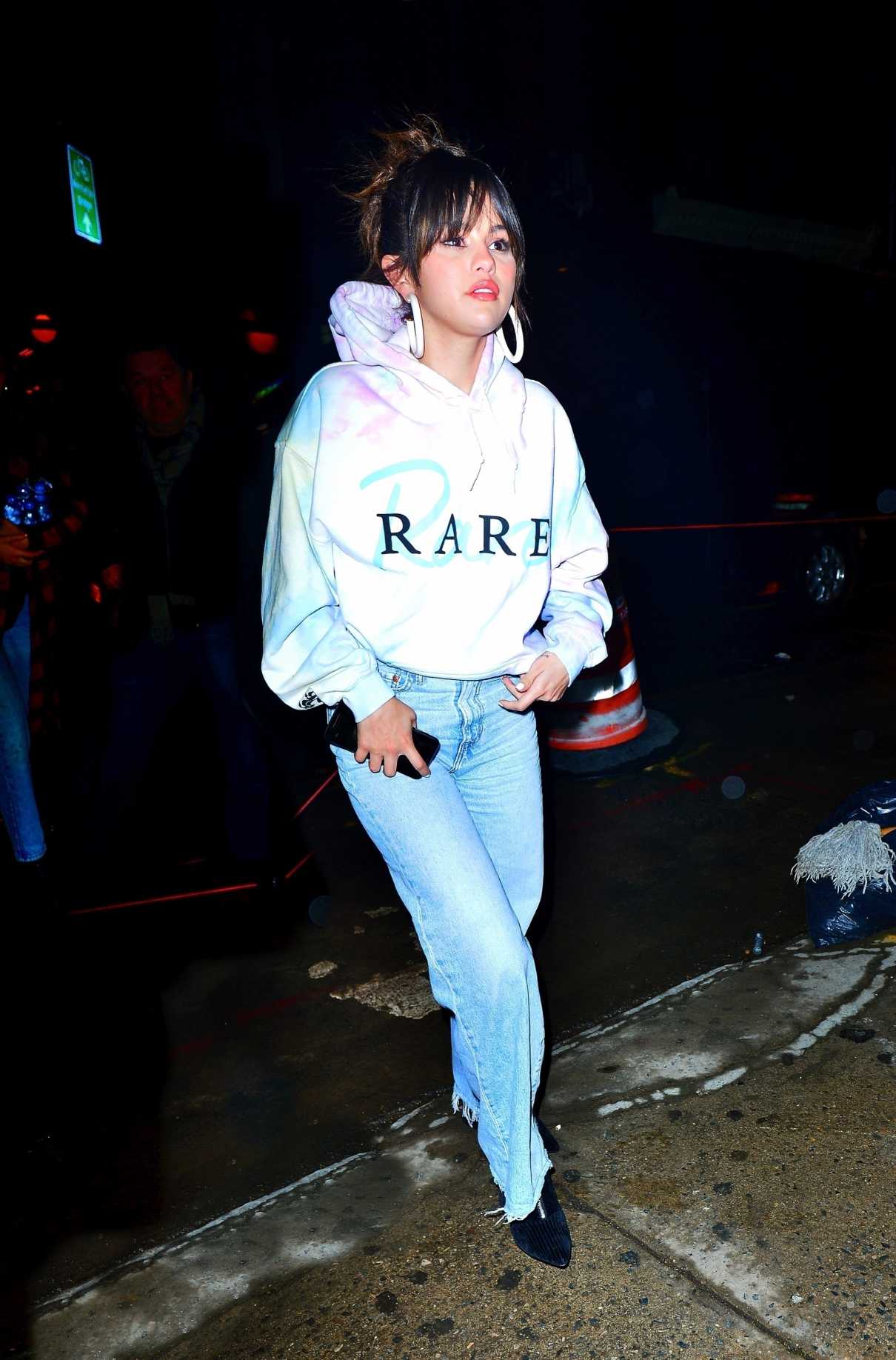 Selena Gomez in a Blue Jeans Heads to Bang Bang Tattoo Parlor in New ...