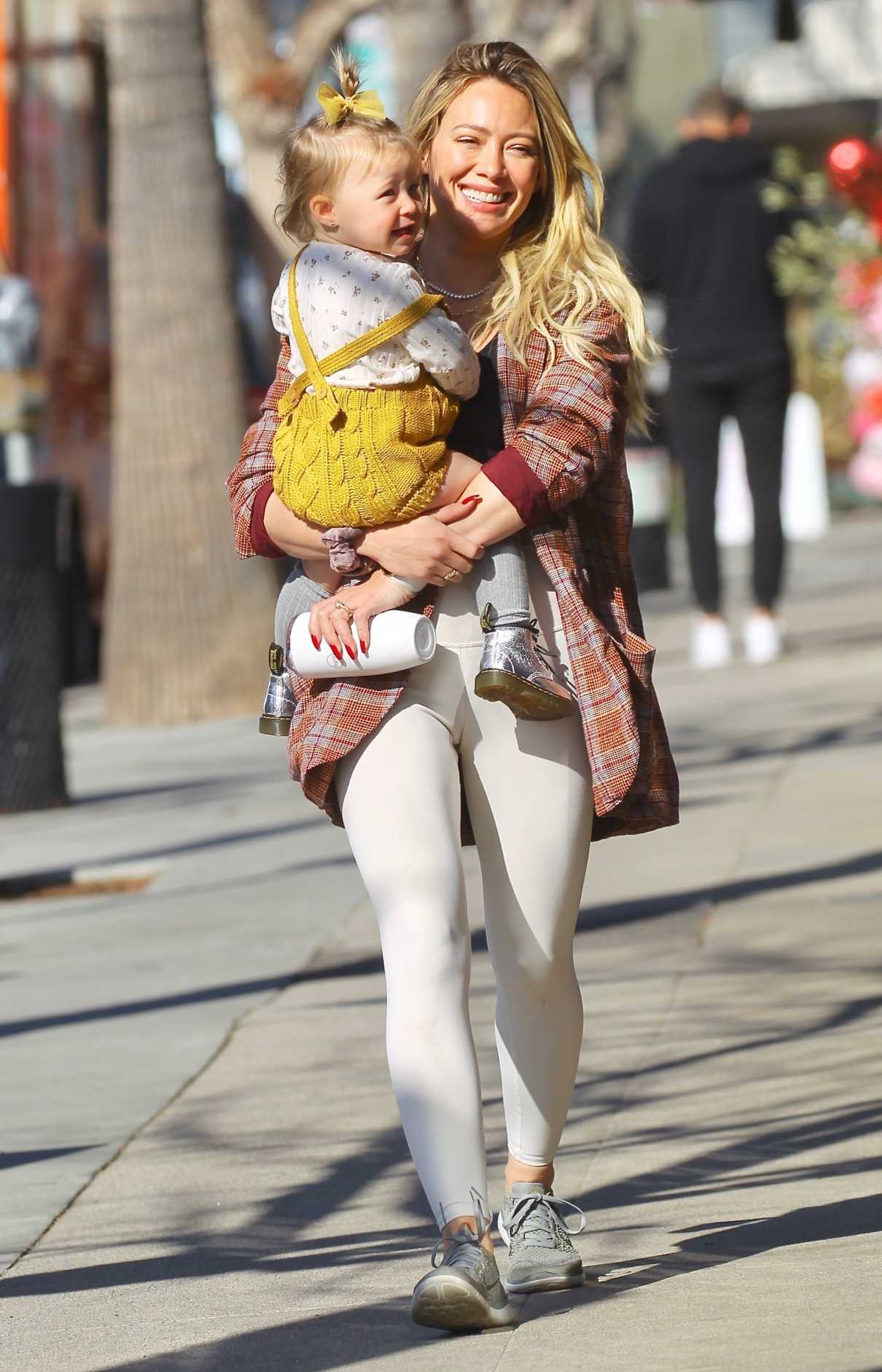Hilary Duff in a White Leggings Was Seen Out with Her Doughter in ...