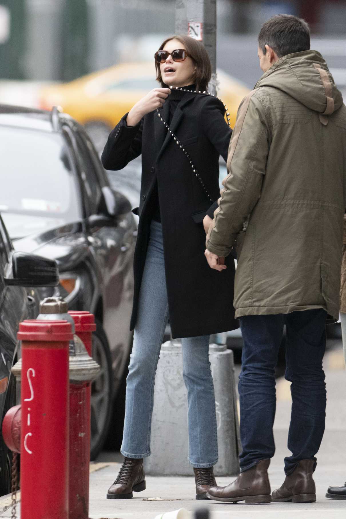 Kaia Gerber in a Black Coat Was Seen Out in NYC 02/05/2020-4 – LACELEBS.CO