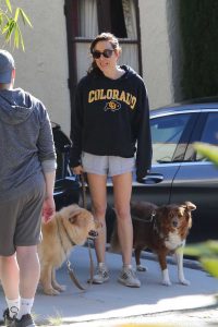 Aubrey Plaza in a Gray Sneakers