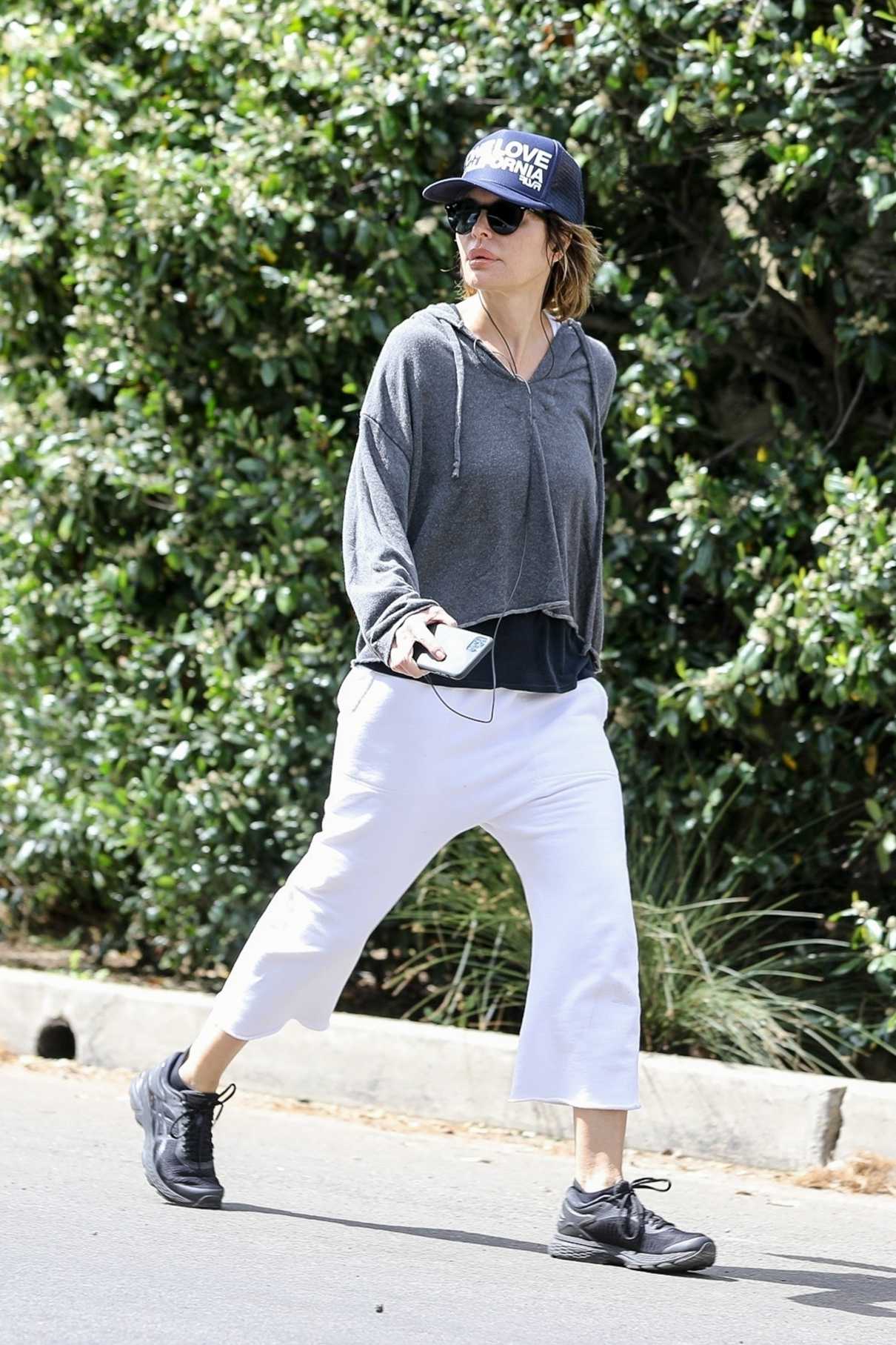 Lisa Rinna in a White Cropped Sweatpants