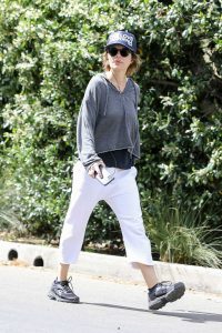 Lisa Rinna in a White Cropped Sweatpants