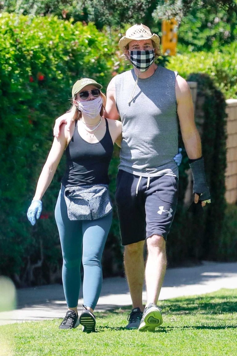 Kristen Bell in a Face Mask Was Seen Out with Dax Shepard at the