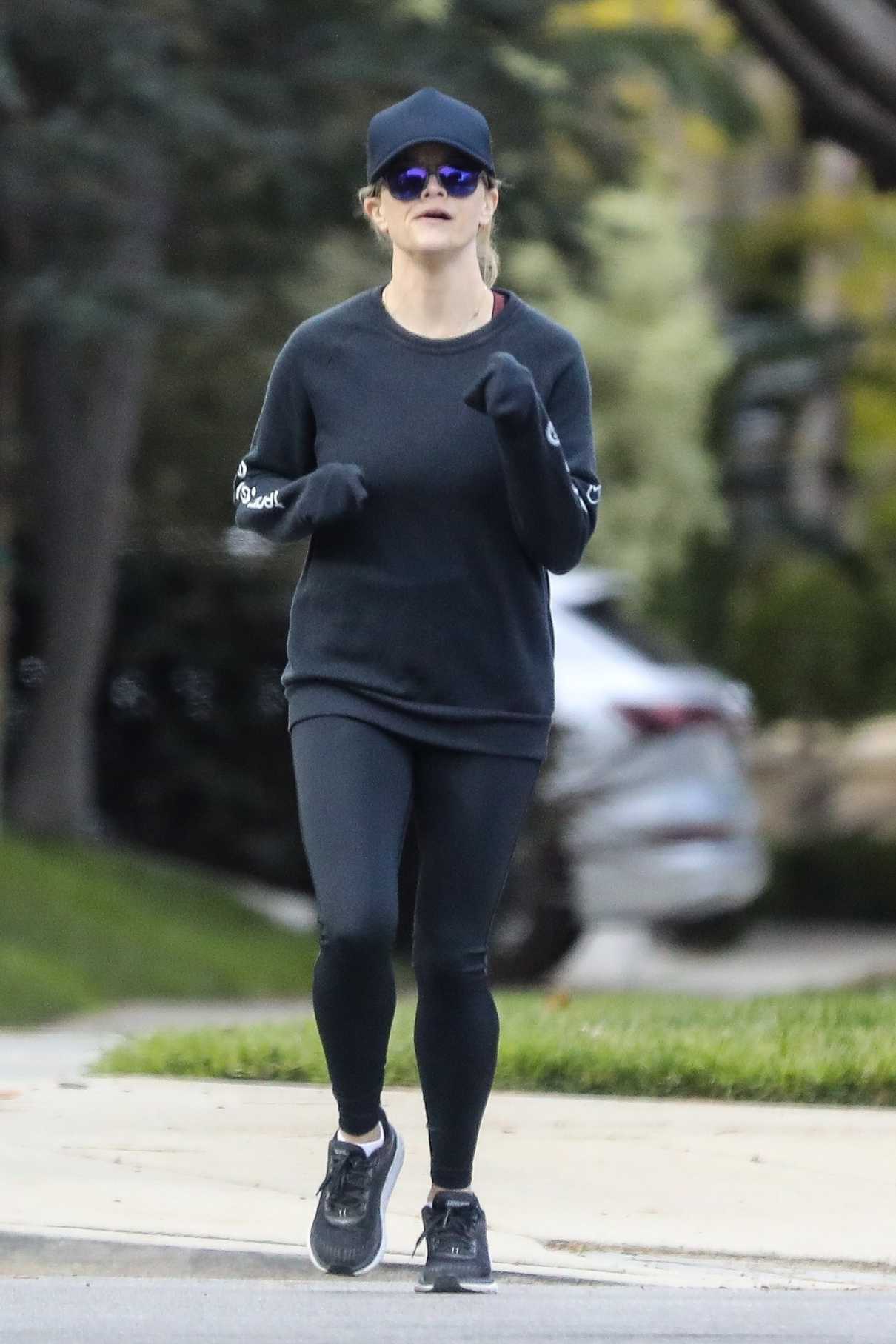 Reese Witherspoon in a Black Leggings