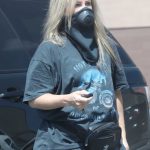 Elizabeth Banks in a Black Protective Mask Was Seen Out in Los Angeles 05/23/2020