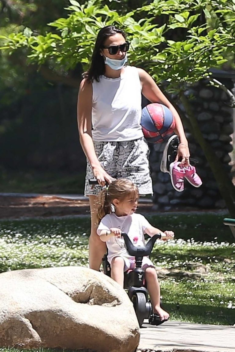 Gal Gadot in a Protective Mask Walks at Coldwater Park Out with Her