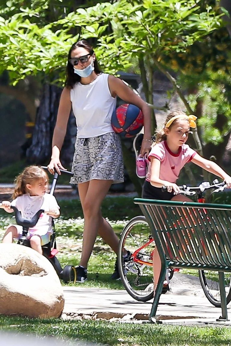 Gal Gadot in a Protective Mask Walks at Coldwater Park Out with Her