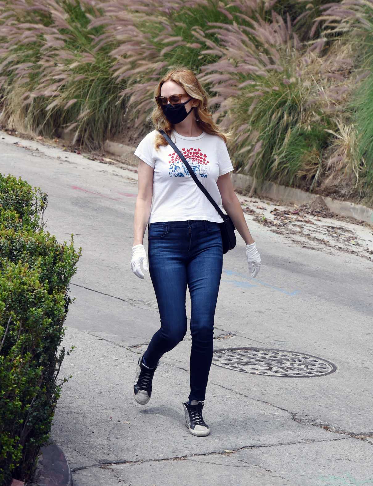 Heather Graham in a White Tee