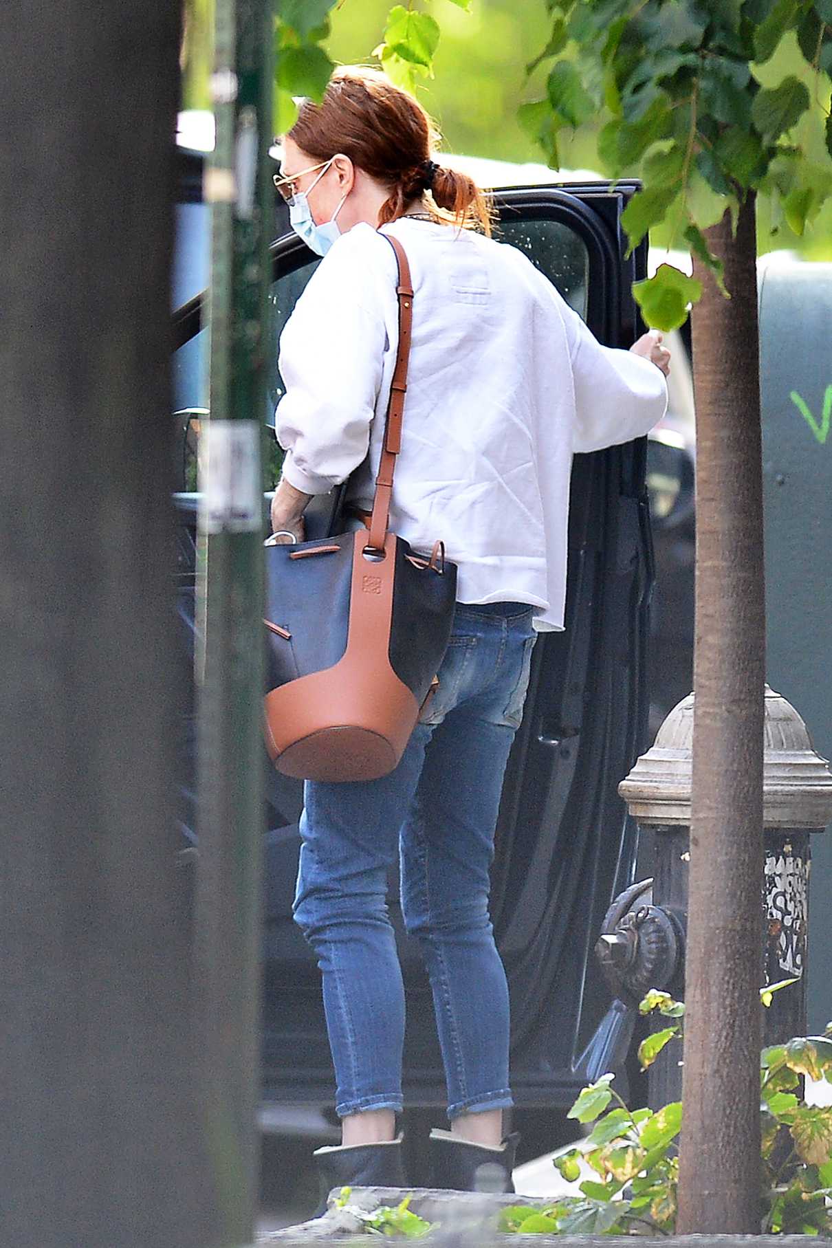 Julianne Moore in a Protective Mask Arrives at Her Home in New York 05/20/2020