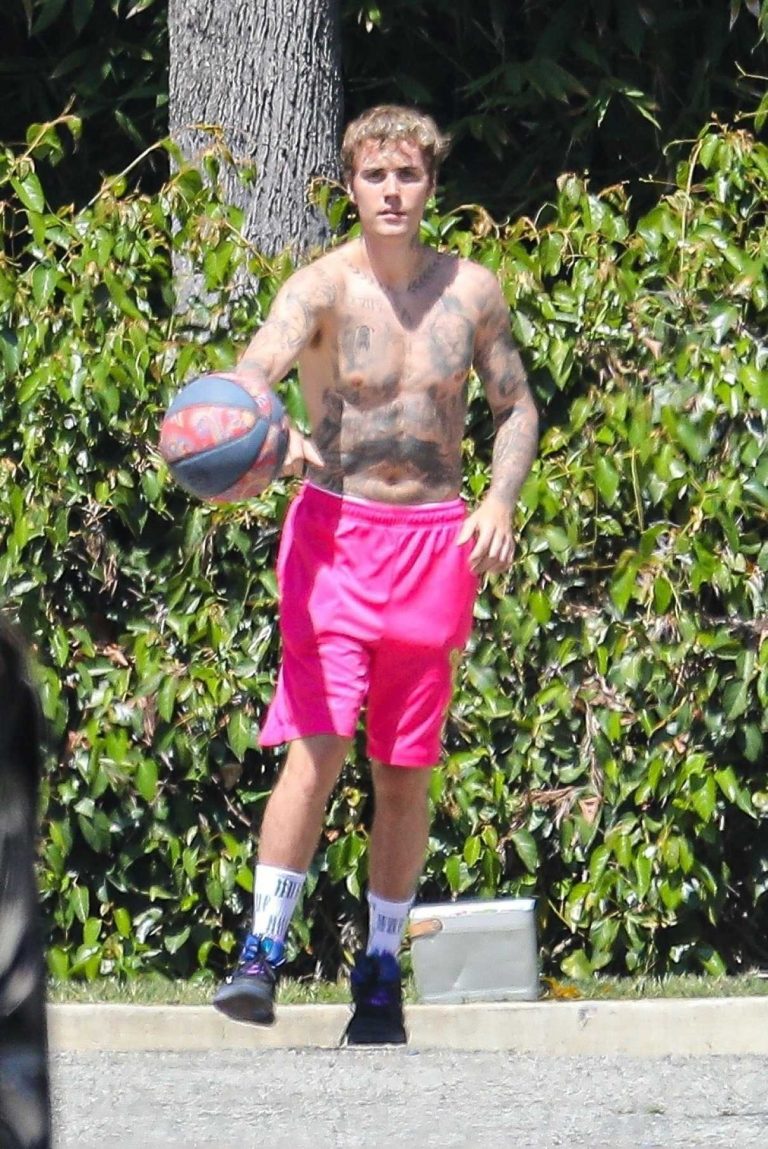 Justin Bieber In A Pink Shorts Plays Some Ball In Beverly Hills 05 25 2020 2 768x1149 